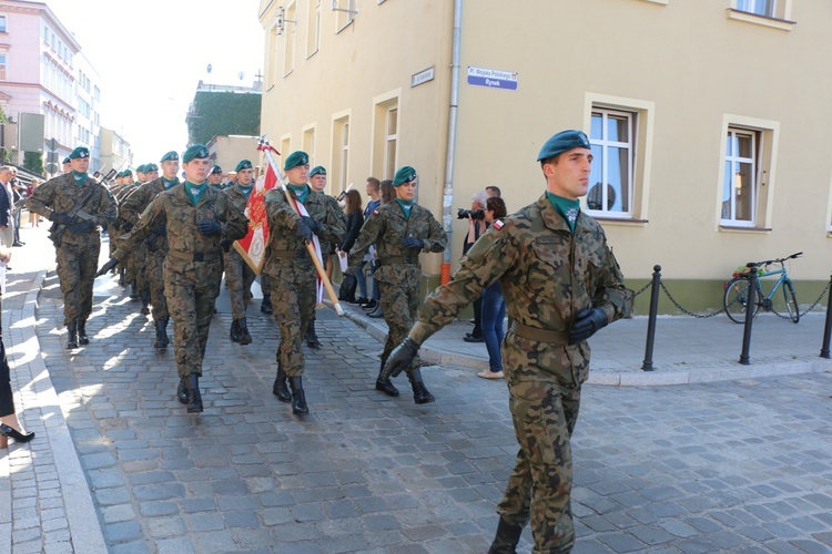 Uroczystość odsłonięcia pomnika niepodległości w Żmigrodzie