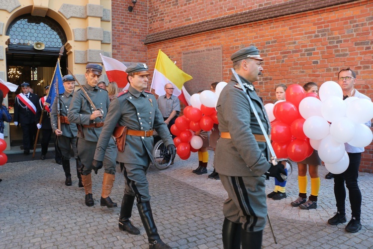 Uroczystość odsłonięcia pomnika niepodległości w Żmigrodzie