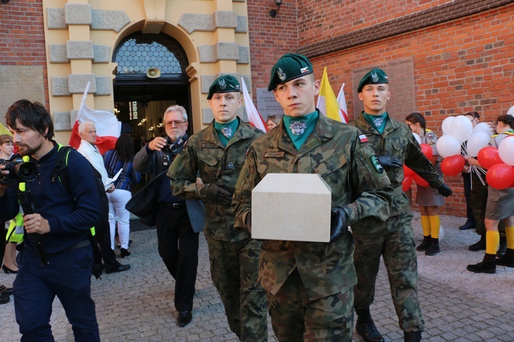 Uroczystość odsłonięcia pomnika niepodległości w Żmigrodzie