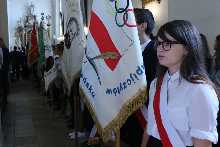 Uroczystość odsłonięcia pomnika niepodległości w Żmigrodzie