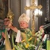 Na zakończenie Mszy św. bp Henryk Tomasik pobłogosławił obecnych relikwiami św. Jana Pawła II