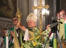 Na zakończenie Mszy św. bp Henryk Tomasik pobłogosławił obecnych relikwiami św. Jana Pawła II