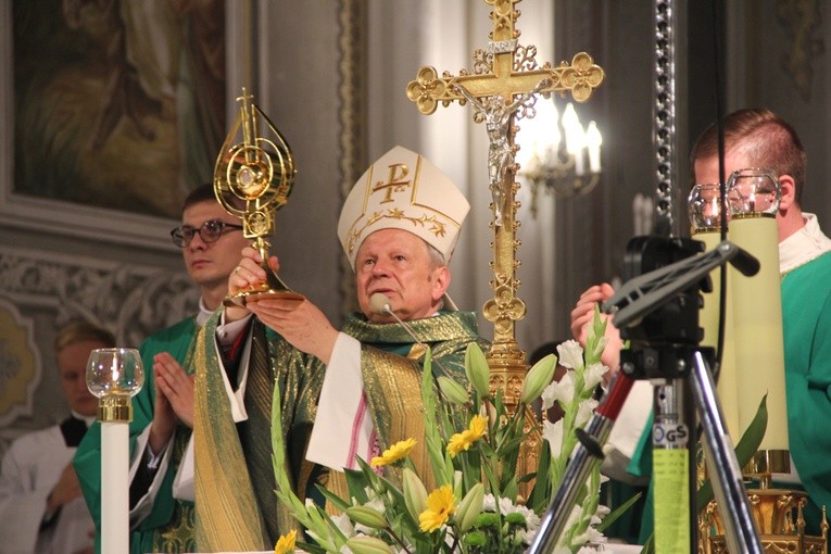 Na zakończenie Mszy św. bp Henryk Tomasik pobłogosławił obecnych relikwiami św. Jana Pawła II