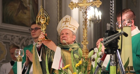 Na zakończenie Mszy św. bp Henryk Tomasik pobłogosławił obecnych relikwiami św. Jana Pawła II