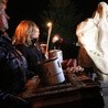 W wielu miejscach Polski pomniki dzieci utraconych są miejscem modlitwy rodziców w żałobie