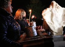 W wielu miejscach Polski pomniki dzieci utraconych są miejscem modlitwy rodziców w żałobie