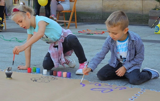 Papiescy stypendyści na bielskim pl. Chrobrego