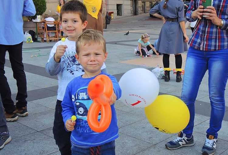 Papiescy stypendyści na bielskim pl. Chrobrego