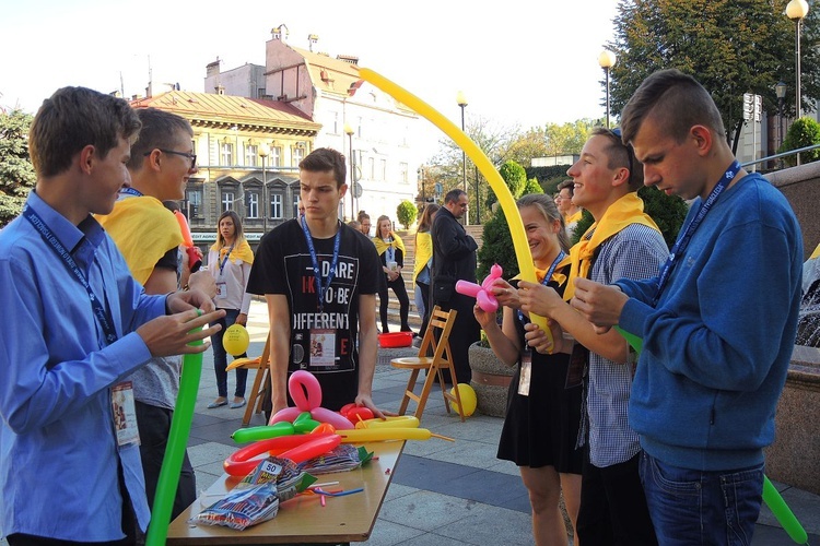 Papiescy stypendyści na bielskim pl. Chrobrego