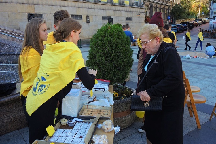 Papiescy stypendyści na bielskim pl. Chrobrego