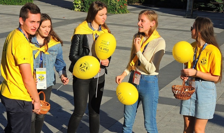 Papiescy stypendyści na bielskim pl. Chrobrego