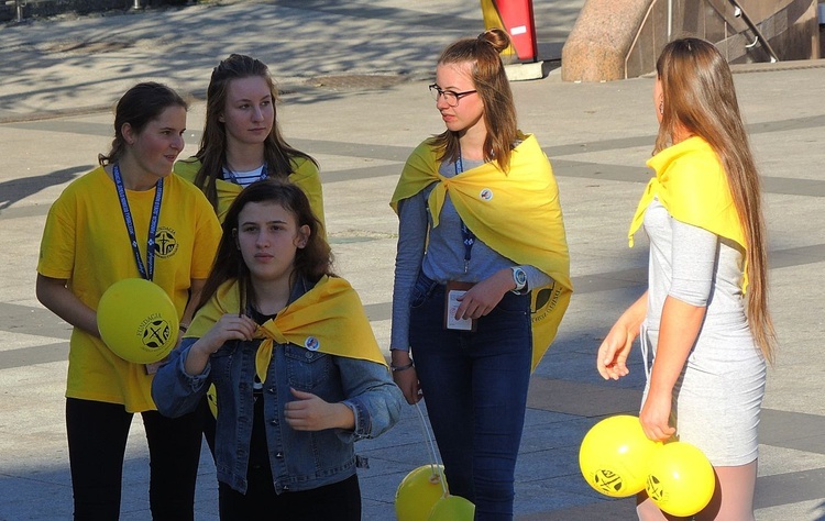 Papiescy stypendyści na bielskim pl. Chrobrego