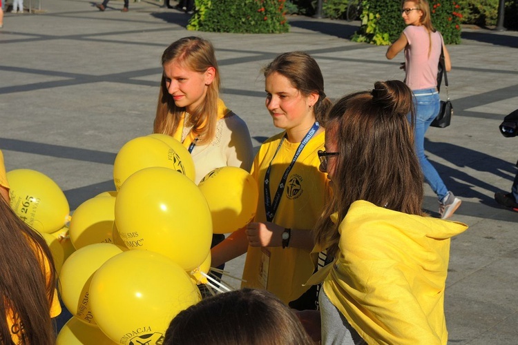 Papiescy stypendyści na bielskim pl. Chrobrego