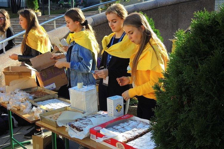 Papiescy stypendyści na bielskim pl. Chrobrego