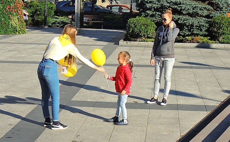 Papiescy stypendyści na bielskim pl. Chrobrego