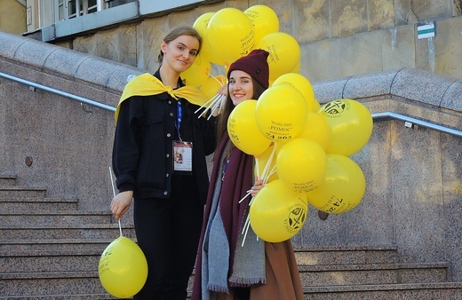 Papiescy stypendyści na bielskim pl. Chrobrego