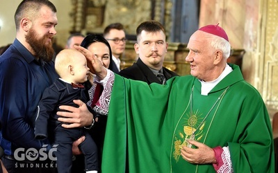 W czasie papieskiej Mszy św. biskup włączył do wspólnoty wiernych przez chrzest dziecko.