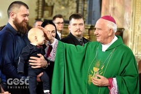 W czasie papieskiej Mszy św. biskup włączył do wspólnoty wiernych przez chrzest dziecko.