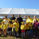 Grupowe zdjęcie księży i wolontariuszy przygotowujących Dzień Papieski.