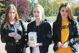 ▲	Nina, Kinga i Weronika ze Szkoły Podstawowej nr 57 w Lublinie włączyły się w zbiórkę ofiar na rzecz uzdolnionej młodzieży.