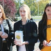 ▲	Nina, Kinga i Weronika ze Szkoły Podstawowej nr 57 w Lublinie włączyły się w zbiórkę ofiar na rzecz uzdolnionej młodzieży.