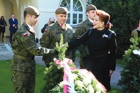 ▲	Georgette Mosbacher, ambasador USA w Polsce,  dziękowała polskim żołnierzom za wspólne działania  na rzecz bezpieczeństwa.