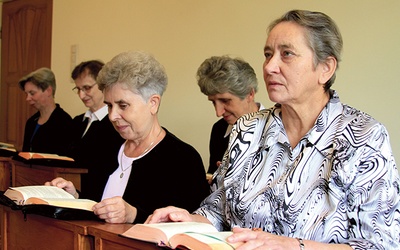 Siostry służki z Płocka  na modlitwie brewiarzowej w domowej kaplicy.