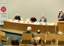 10 października, Wydział Teologiczny UŚ.  Od lewej: ks. Rudolf Badura, ks. Marcin Iżycki,  Jerzy Szafranowicz i ks. Arnold Drechsler.