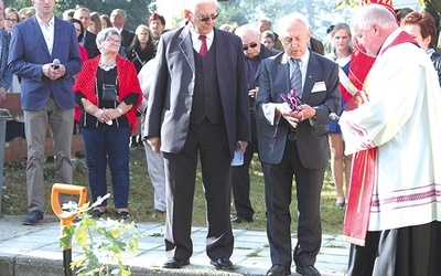 Ryszard Borowiec (z lewej) i Jan Domański posadzili dąb pamięci.