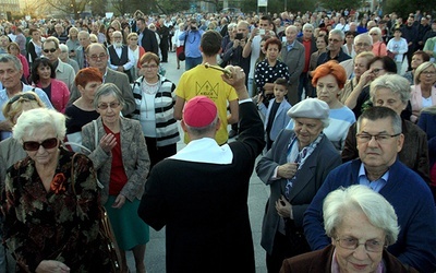 Biskup pobłogosławił plac. Obok – Armin Piela, stypendysta Fundacji Dzieło Nowego Tysiąclecia.