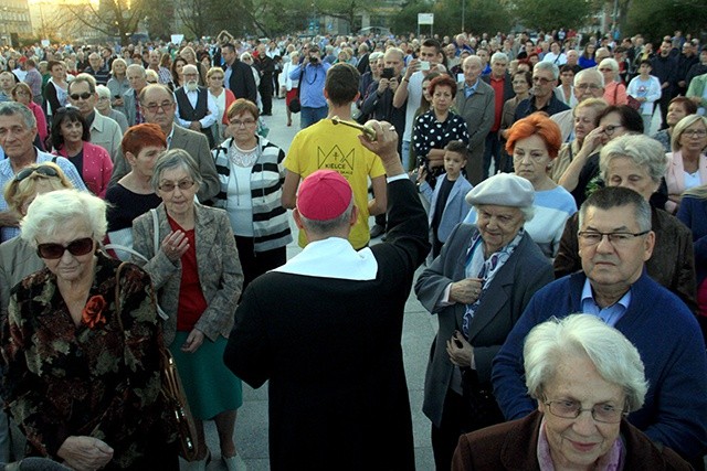 Biskup pobłogosławił plac. Obok – Armin Piela, stypendysta Fundacji Dzieło Nowego Tysiąclecia.