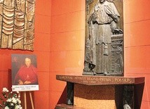 Grobowiec kardynała w warszawskiej bazylice archikatedralnej.