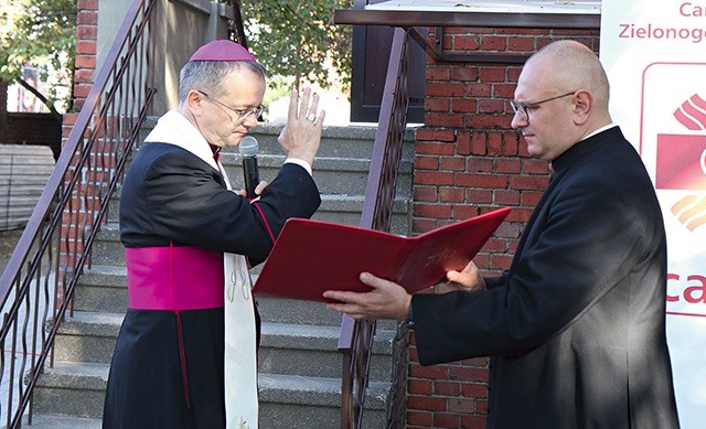 Schronisko, które poświęcił biskup, pomaga w rozwiązaniu najtrudniejszego problemu społecznego, jakim jest bezdomność.