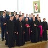 ▲	Pamiątkowa fotografia kleryków I roku z biskupami i częścią zarządu WSD.
