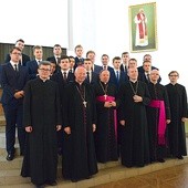 ▲	Pamiątkowa fotografia kleryków I roku z biskupami i częścią zarządu WSD.