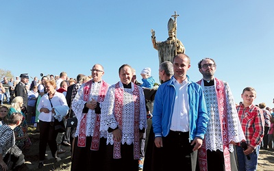 Uczestnicy uroczystości pod papieskim monumentem.