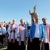 Uczestnicy uroczystości pod papieskim monumentem.