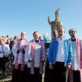 Uczestnicy uroczystości pod papieskim monumentem.