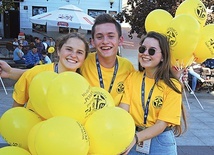 Stypendyści papiescy  na bielskim pl. Chrobrego.