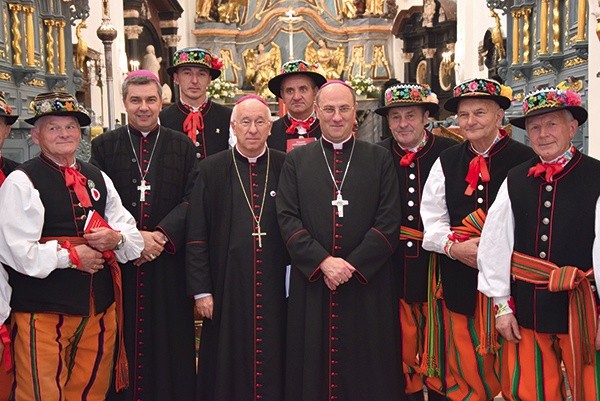 ▲	Na uroczystościach nie zabrakło mieszkańców w strojach ludowych.