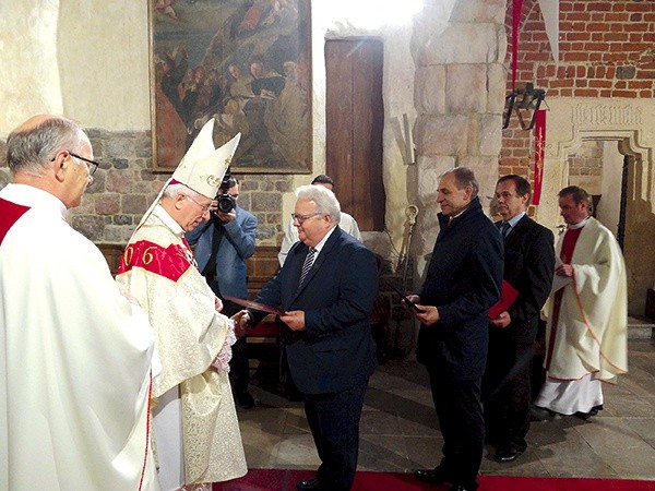 ▲	Ordynariusz łowicki otrzymał pisma z prośbą o rozpoczęcie procedury nadania archikolegiacie godności bazyliki mniejszej.