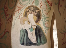 Odnowiony wizerunek Madonny z Dzieciątkiem w kościele. 
