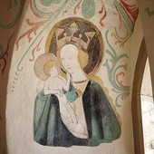 Odnowiony wizerunek Madonny z Dzieciątkiem w kościele. 