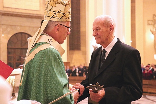 ▲	Prof. Mieczysław Chorąży odebrał nagrodę z rąk abp. Wiktora Skworca.