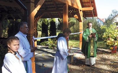 Poświęcenie nowej altany przy sanktuarium. 