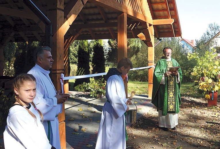 Poświęcenie nowej altany przy sanktuarium. 