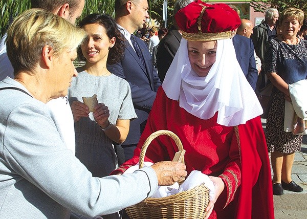 ►	Księżna jest bardzo mocno związana z miastem. Miała tu swój zamek, a mieszkańcom dała się poznać jako dobra pani rozdająca chleb ubogim.