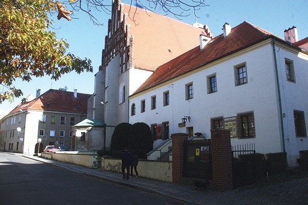 ◄	Dzięki publikacji można poznać miasto z innej strony.