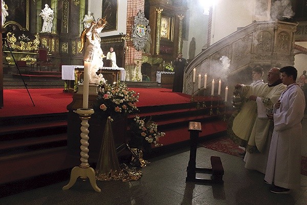 ▲	Niedzielna Eucharystia zakończyła się zawierzeniem mieszkańców miasta opiece pogromcy szatana.