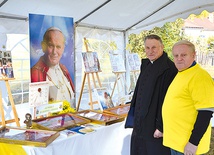 Pamiątki po papieżu Polaku przyciągnęły mnóstwo wiernych i ks. Jerzego Czernala, poprzedniego proboszcza.